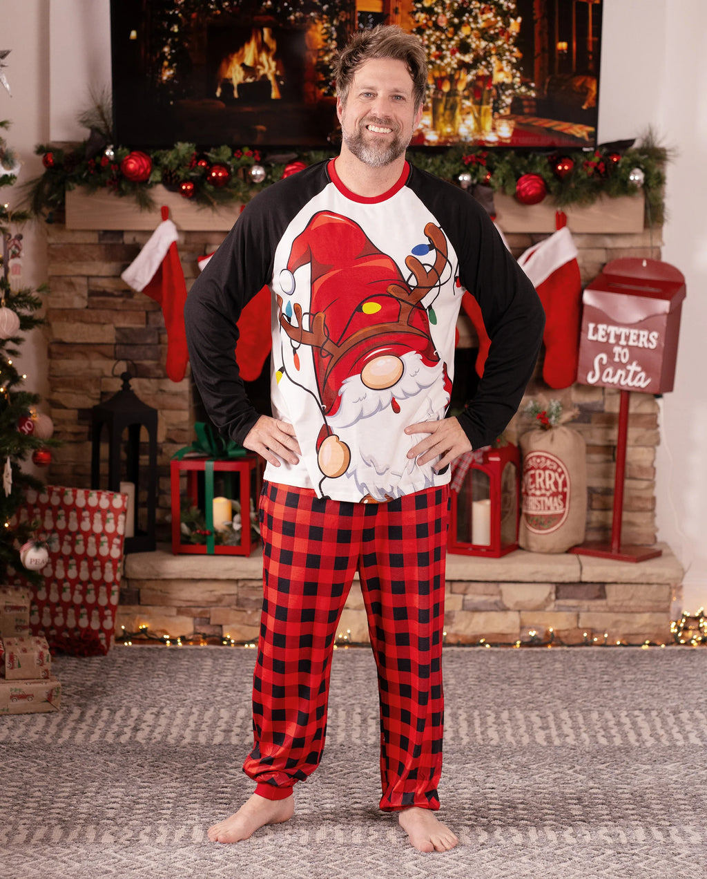 Christmas Family Matching Santa Print Raglan Sleeves Pajamas Sets with Christmas Socks (SGS Certied Safety) Red