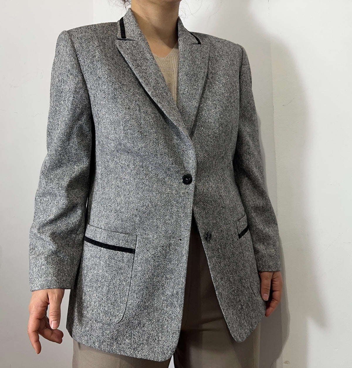Classic Gray Structured Blazer – Minimalist Workwear Jacket for Women