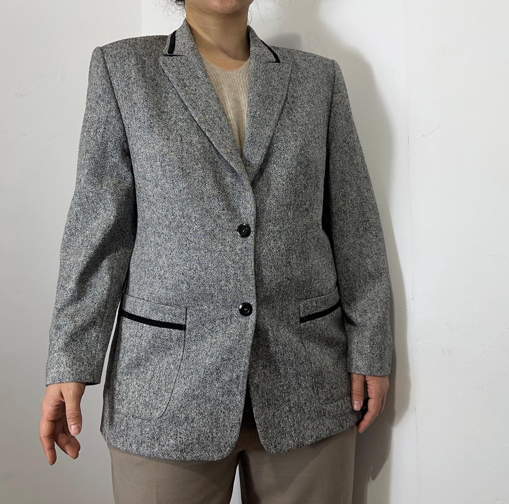 Classic Gray Structured Blazer – Minimalist Workwear Jacket for Women