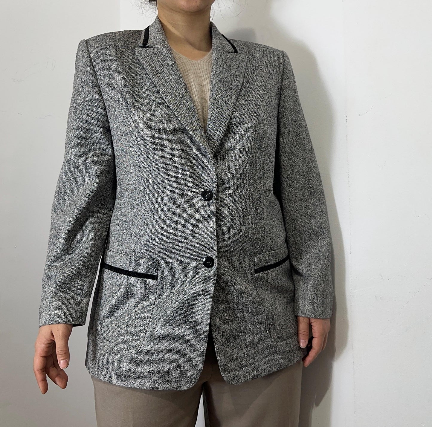 Classic Gray Structured Blazer – Minimalist Workwear Jacket for Women