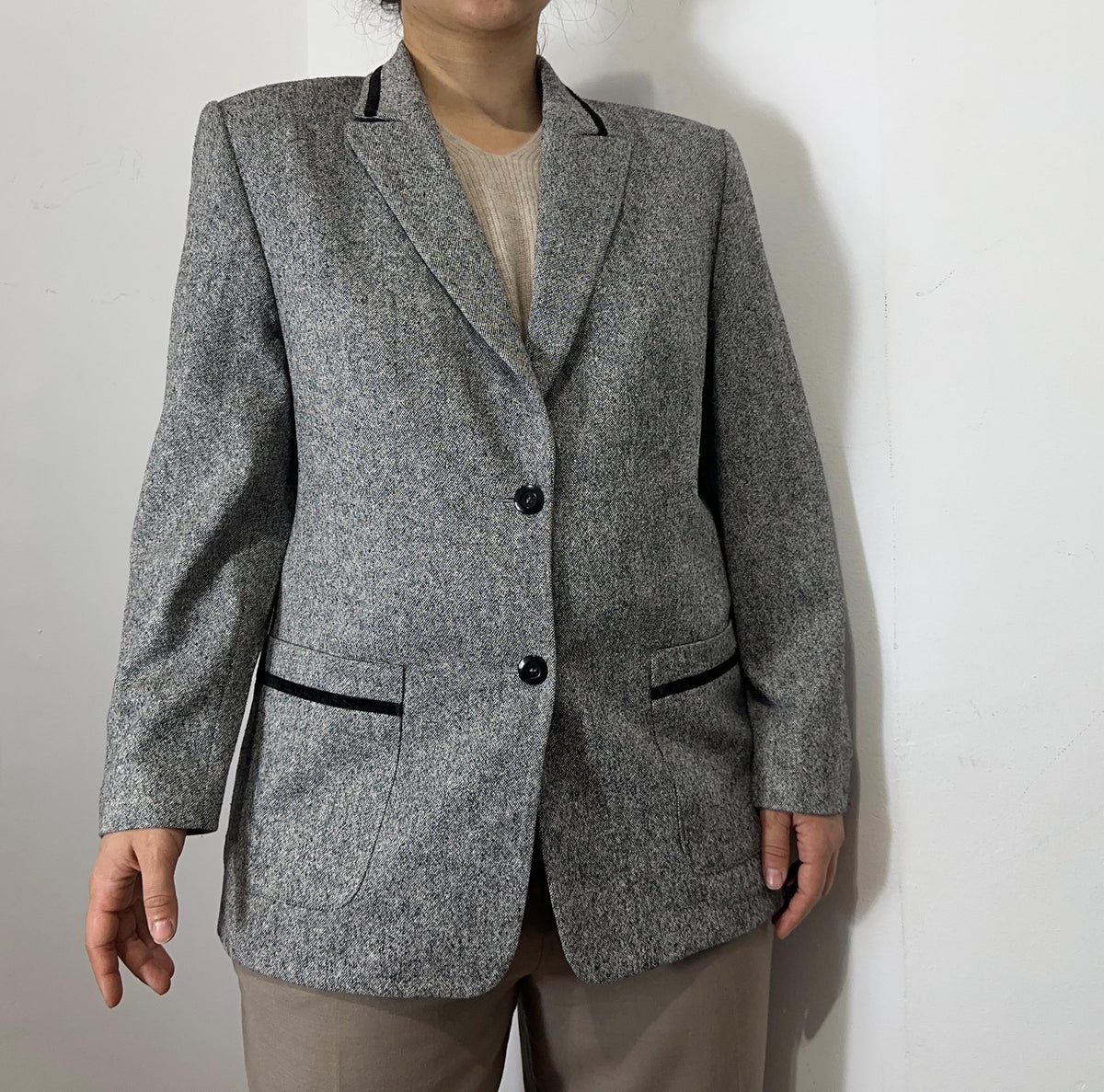 Classic Gray Structured Blazer – Minimalist Workwear Jacket for Women