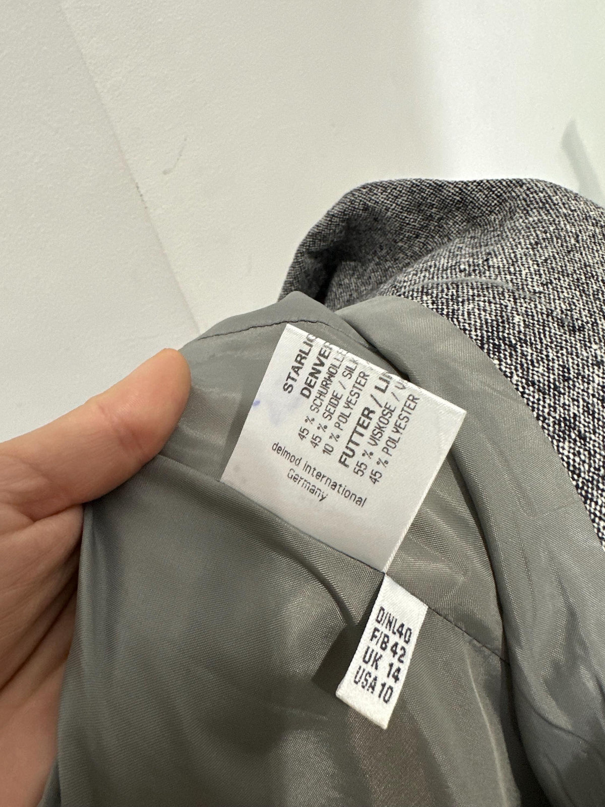 Classic Gray Structured Blazer – Minimalist Workwear Jacket for Women